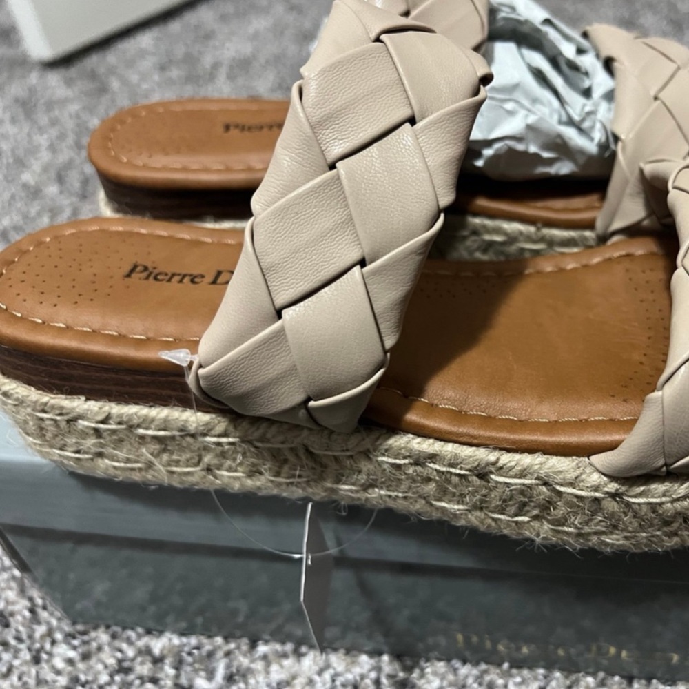 Pierre Dumas womens sandals New in box womens summer beige sz 9